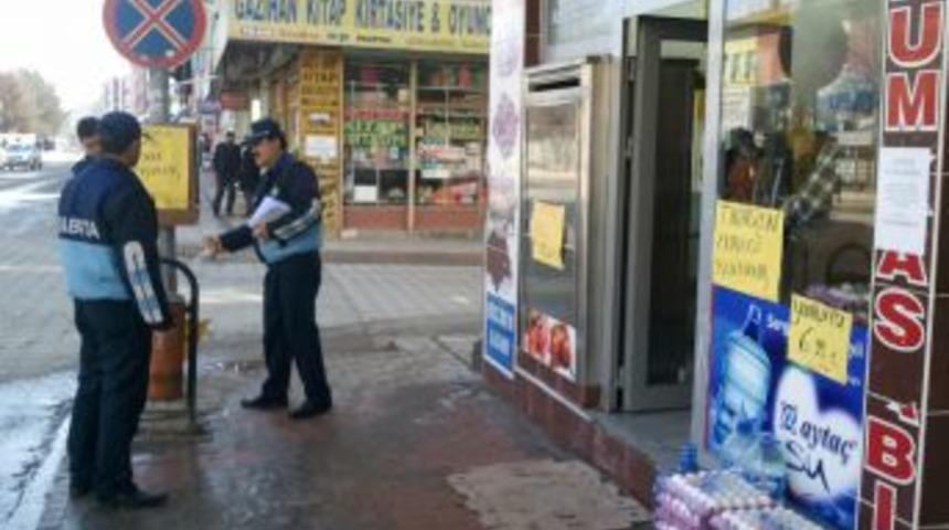 Zabıtalar kaldırımı işgal eden esnafı uyardı