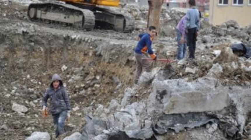 Yıkıntılar arasından hurda demir toplayıp okul har&ccedil;lıklarını &ccedil;ıkarıyorlar