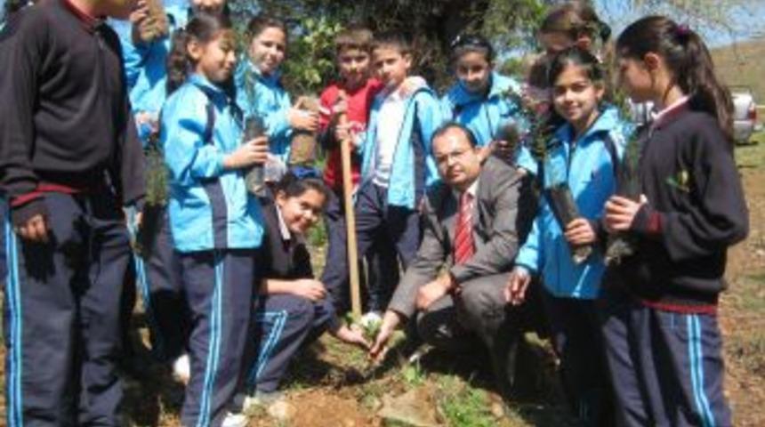 Sema Koleji &ouml;ğrencileri sevgi ve barış fidanı dikti