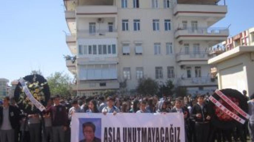 Hayatını Kaybeden &Ouml;ğretmen G&ouml;zyaşlarıyla Uğurlandı