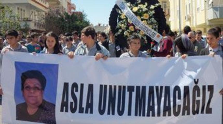 &Ouml;ğrencilerin &lsquo;annesi&rsquo; g&ouml;zyaşlarıyla uğurladı