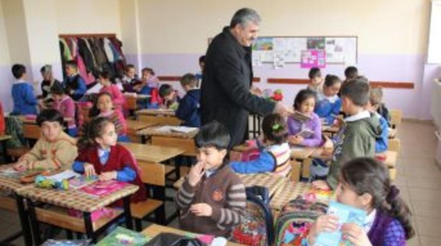 TEMA Vakfı, &ouml;ğrencilere kitap dağıttı