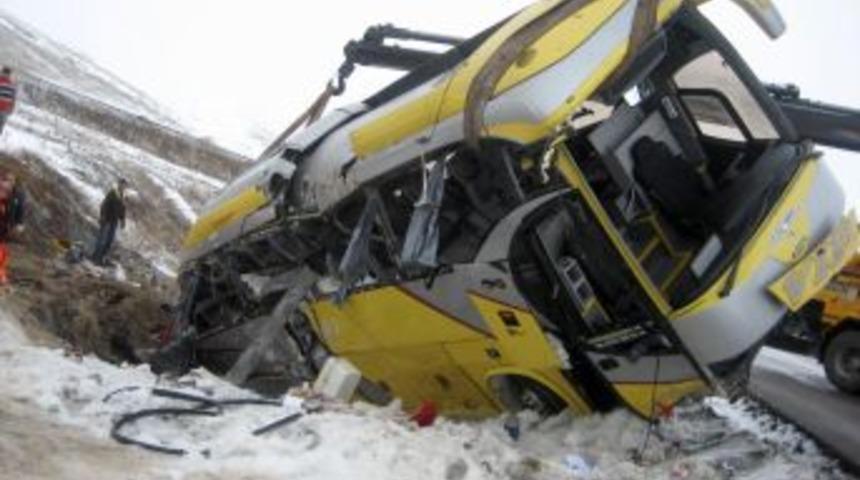 Erzurum'da yolcu otob&uuml;s&uuml; devrildi: 4 &ouml;l&uuml;, 22 yaralı