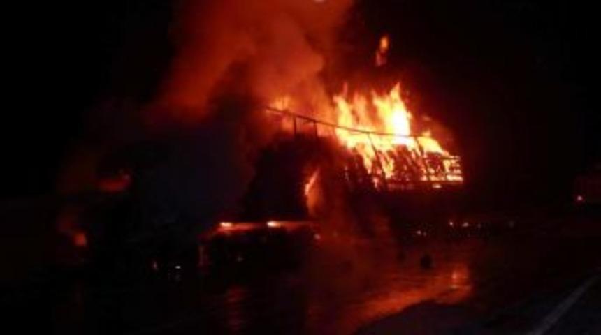 İplik Taşıyan Tır Alev Alev Yandı