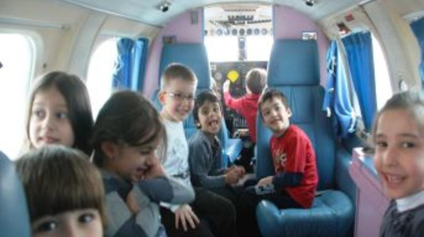 Tekirdağ'da Okul Bahçesine Uçak İndi