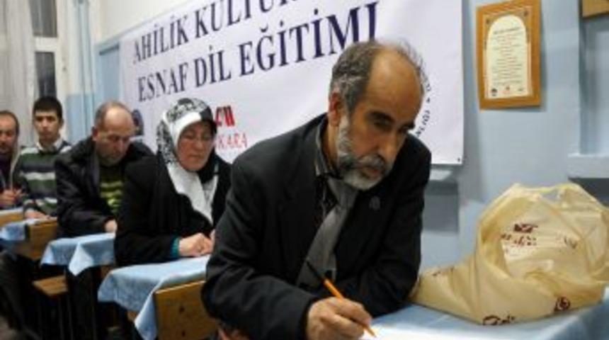 Esnaf, turistlerle kolay iletişim kurmak i&ccedil;in İngilizce ve Arap&ccedil;a &ouml;ğreniyor