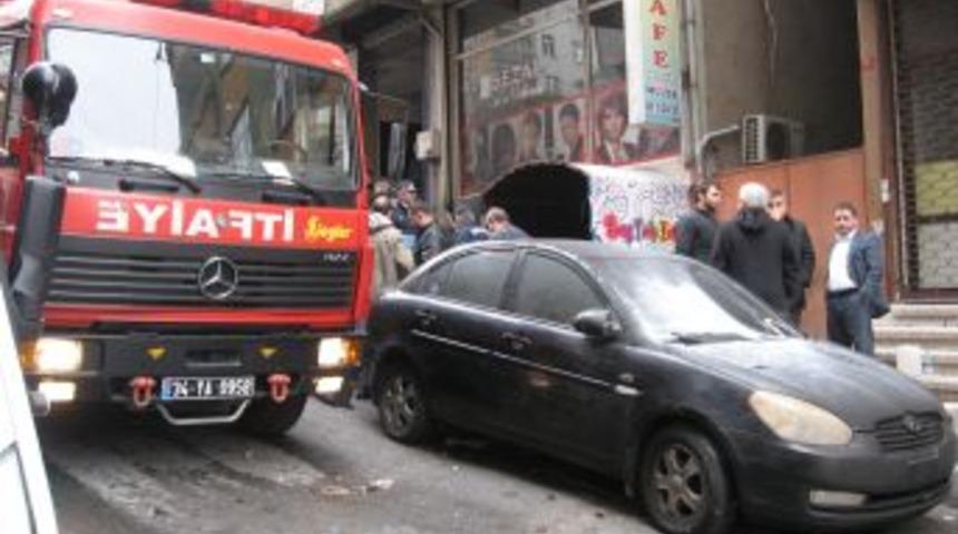 Esenler'de kafe yangını: 2 &ouml;l&uuml;