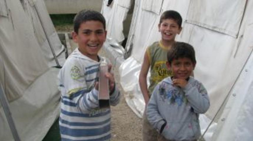 B&uuml;y&uuml;klerinin yaptıkları savaşı &ccedil;ocuklar oyun olarak oynuyor