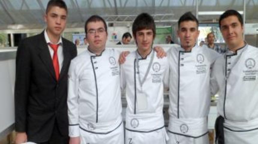 Emanet mutfak malzemeleri ile katıldıkları yemek yarışmasında 3. oldular