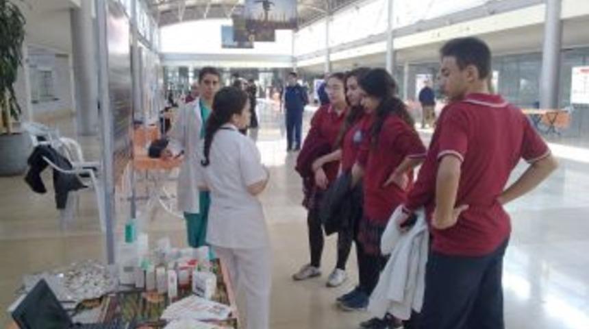 &Ouml;ğrenciler 600 hastayla g&ouml;r&uuml;şt&uuml;: Antibiyotik kullanımı bilin&ccedil;siz