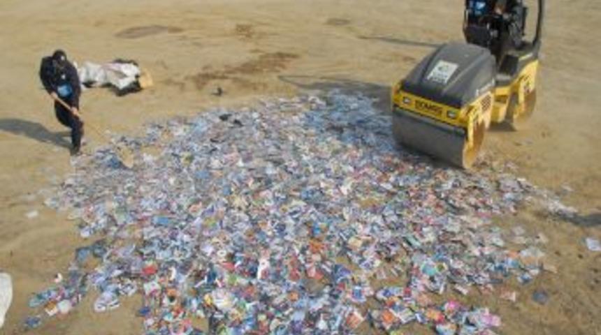 12 bin korsan CD&rsquo;nin &uuml;zerinden silindir ge&ccedil;ti