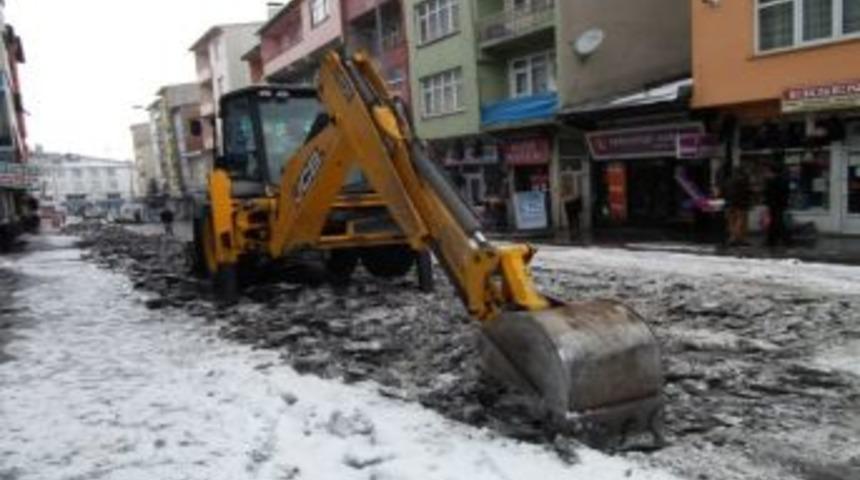 Sarıkamış'ta karla mücadele devam ediyor