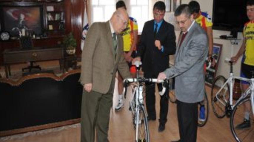 Karaman bisiklet takımı sporcuları, Başkanı Uğurlu&rsquo;yu ziyaret etti