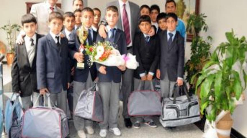 &Ouml;ğrenciler Vali G&uuml;ven&ccedil;'i Ziyaret Etti