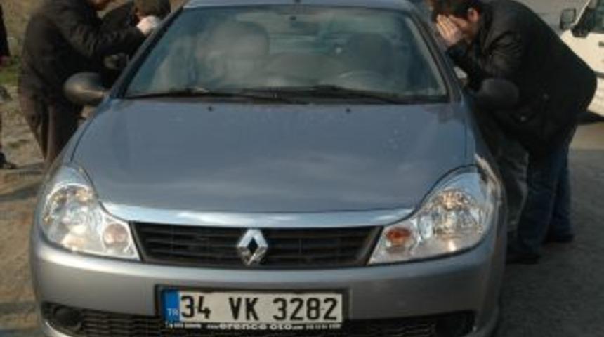 Sahte Parayla Alışveriş Yaptılar, Polis Takibini G&ouml;r&uuml;nce Aracı Bırakıp Ka&ccedil;tılar