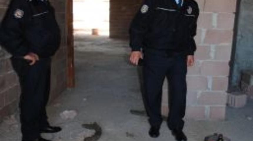 Polis tinerci ve alkoliklerin yaşadığı metruk binaları sıkı denetime aldı