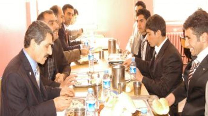 İl&ccedil;e Milli Eğitim M&uuml;d&uuml;r&uuml; Yıldız &Ouml;ğrencilerle Yemek Yedi