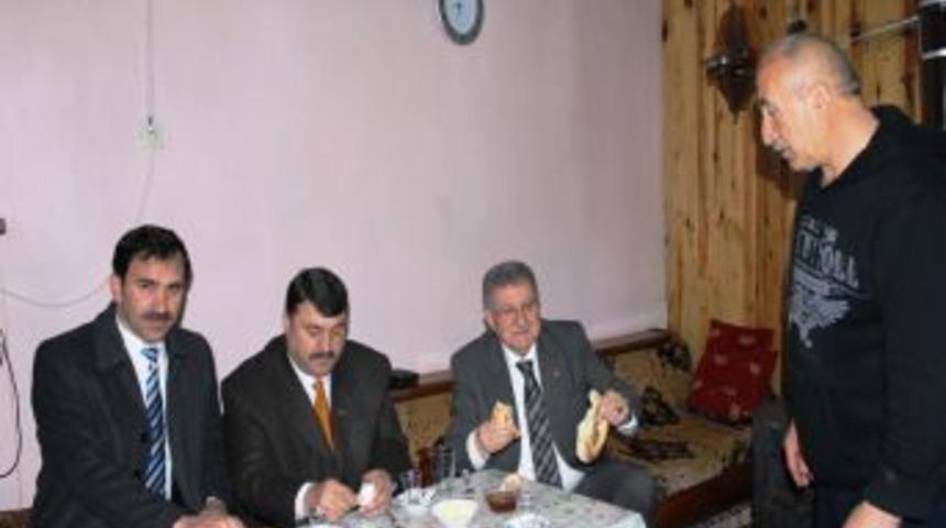 S&uuml;rmene Belediye Başkanı Usta, kahvaltıda vatandaşın sofrasına misafir oluyor