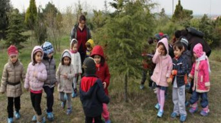 Anaokulu &Ouml;ğrencileri Hatıra Ormanına Fidan Dikti