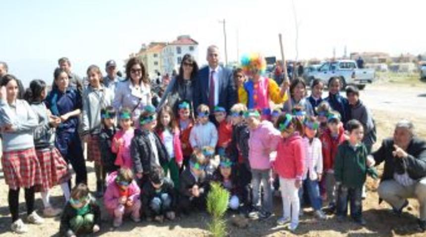 Denizli Belediyesi &ouml;ğrencilerle binlerce fidan dikti