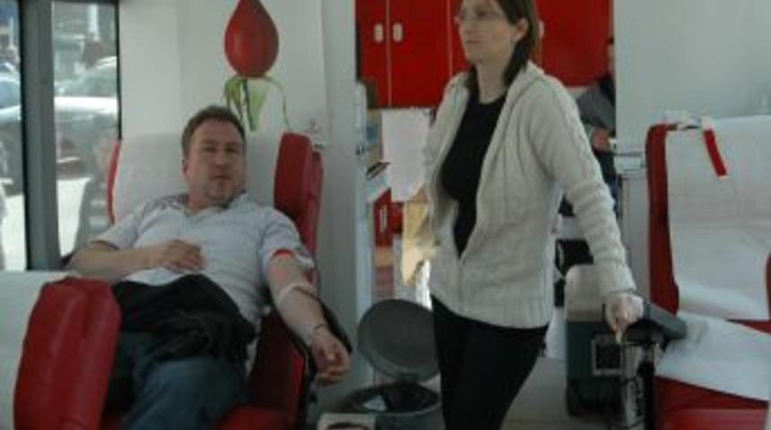 Kızılay Mobil Ekiplerle Kan Bağışı Alıyor