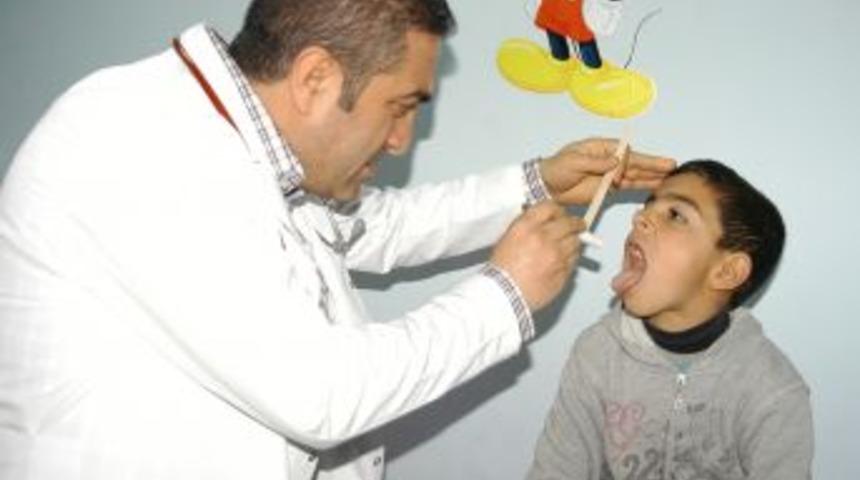 Hepatit A'ya Yakalanan &Ccedil;ocuklarının Dillerini Tedavi İ&ccedil;in Usturayla Kestiriyorlar