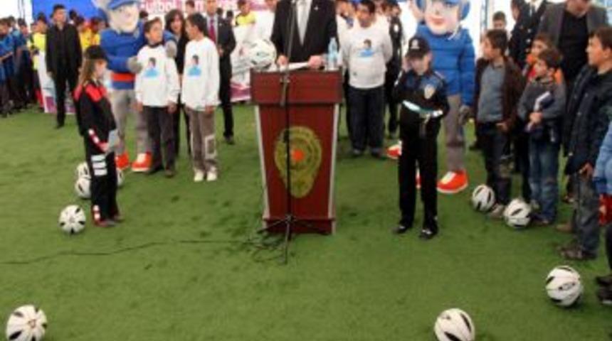 Halı Sahada Şehit Edilen Polis Ve Eşi Adına Turnuva D&uuml;zenlendi