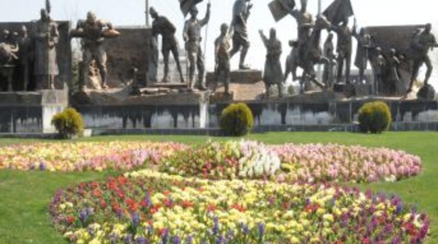 &Ccedil;orlu, lale ve s&uuml;mb&uuml;llerle bezendi