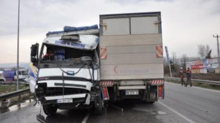 Akyazı'da trafik kazası: 3 yaralı