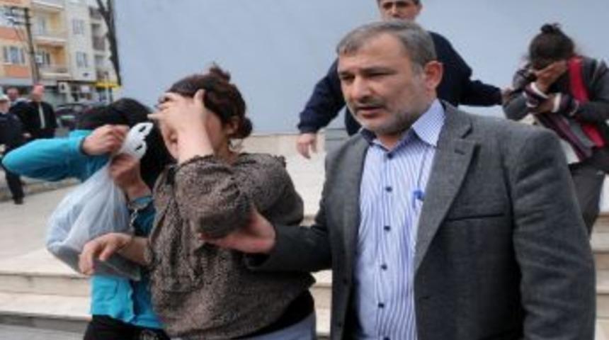 &Ccedil;aldıkları altını polis otosuna saklamışlar