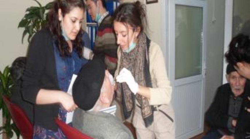 &Uuml;niversiteli &ouml;ğrenciler, yaşlıların dişlerini muayene etti