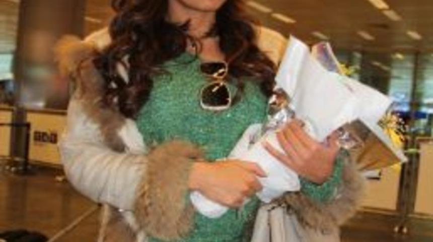 Arap dans&ccedil;ı &ccedil;i&ccedil;eklerle karşılandı