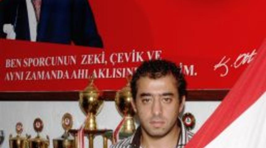 İşitme engelli g&uuml;reş&ccedil;i &Ouml;zcan, mill&icirc; takım kampına davet edildi