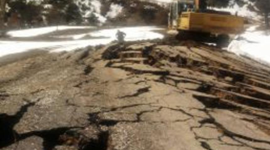 Heyelan k&ouml;y yoluna zarar verdi