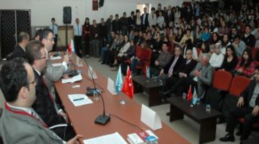 Sel&ccedil;uk &Uuml;niversitesi'nde yeni anayasa paneli