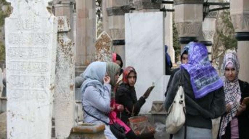 YGS &ouml;ncesi aileleriyle birlikte t&uuml;rbelere akın ettiler