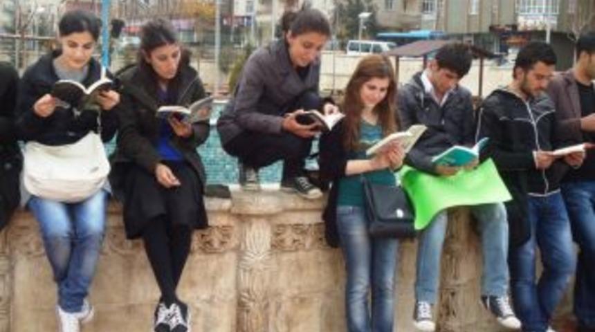 &Uuml;niversite &ouml;ğrencileri a&ccedil;ık havada kitap okudu