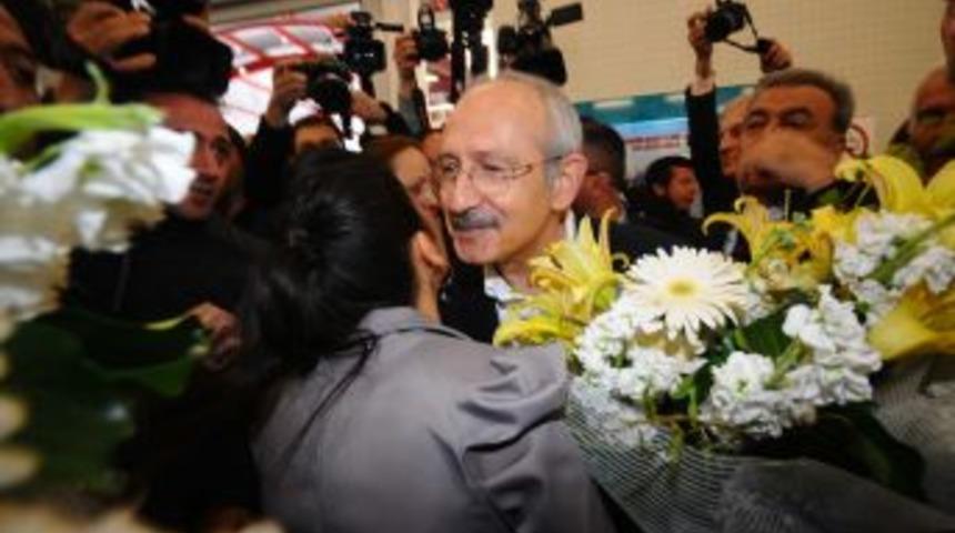 Kemal Kılı&ccedil;daroğlu lemurları eliyle besledi