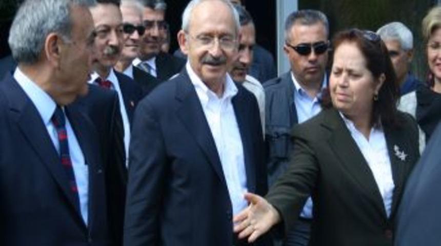 Kemal Kılıçdaroğlu, İzmir Doğal Yaşam Parkı'nda file meyve yedirdi