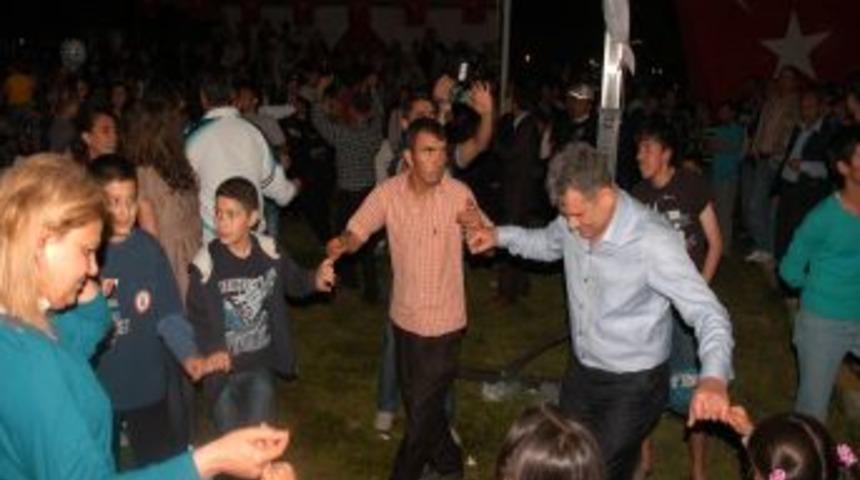 Emniyet m&uuml;d&uuml;r&uuml; g&ouml;bek attı, halay &ccedil;ekti