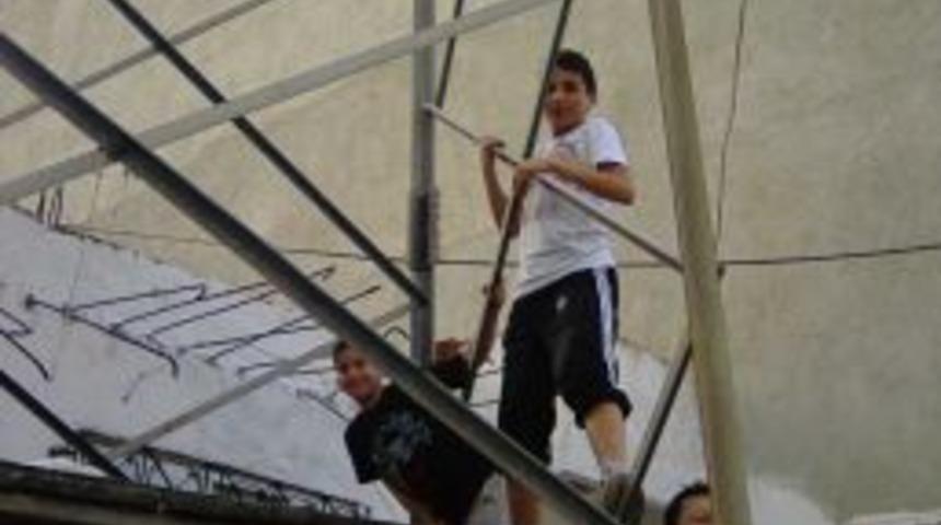 Y&uuml;ksek gerilim hattı direğinde &ccedil;ocukların &ouml;l&uuml;m oyunu