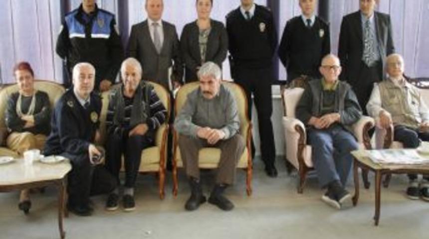 Akyurt polisi yaşlıların dualarını aldı
