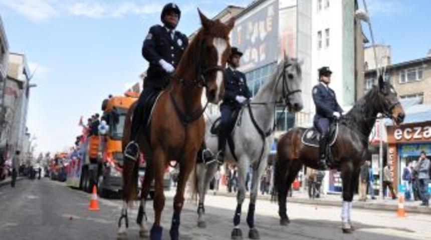 Erzurum&rsquo;un atlı polis birliği g&ouml;r&uuml;c&uuml;ye &ccedil;ıktı