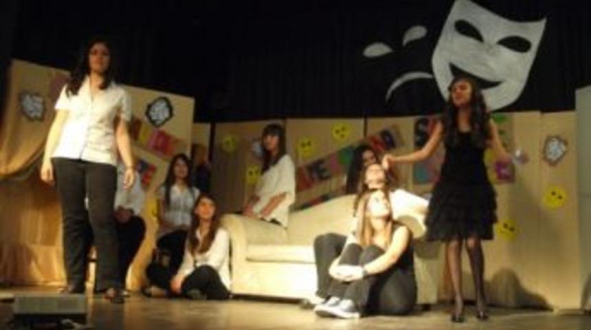 &Ouml;ğrenciler bu kez şiirlerle g&uuml;ld&uuml;rd&uuml;