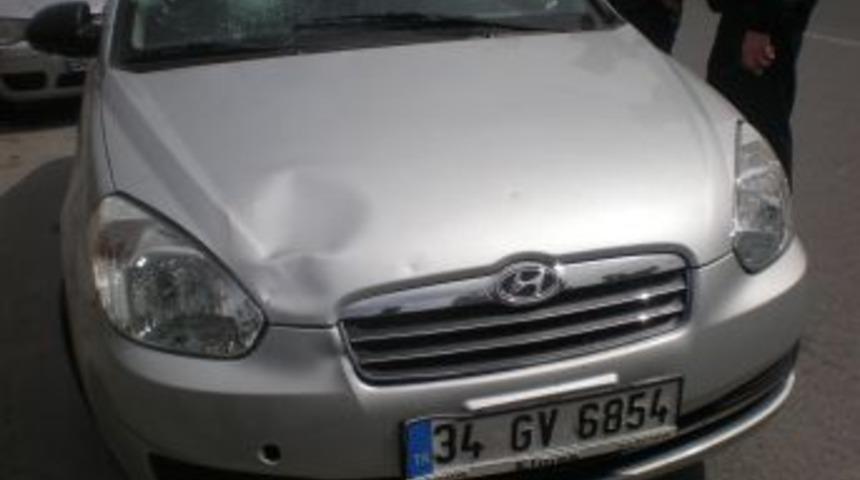 D&uuml;ğ&uuml;n konvoyundaki otomobil yayaya &ccedil;arptı