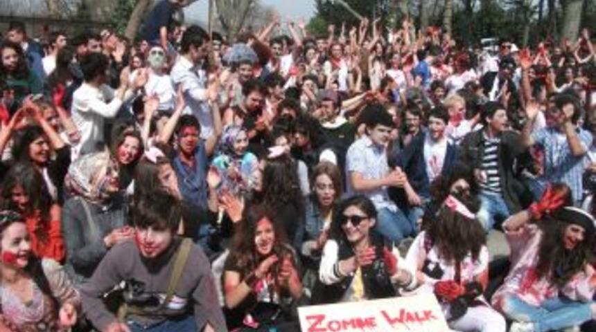 Zombi eylemcilere polis engeli