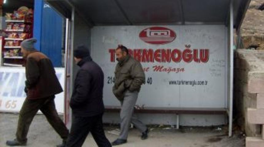 Otob&uuml;s Durağına Yazılan K&uuml;f&uuml;rl&uuml; Yazılara Vatandaşlardan Tepki