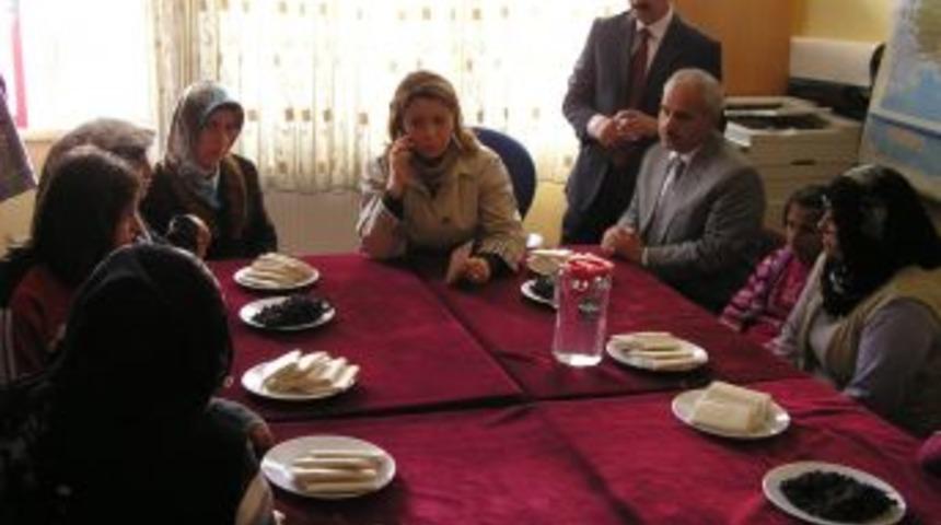 Malatya Milletvekili &Ouml;znur &Ccedil;alık Esnafı Ziyaret Etti