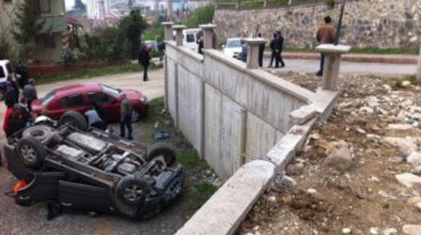 Otomobil 3 Metrelik Duvardan D&uuml;şt&uuml;: 4 Yaralı