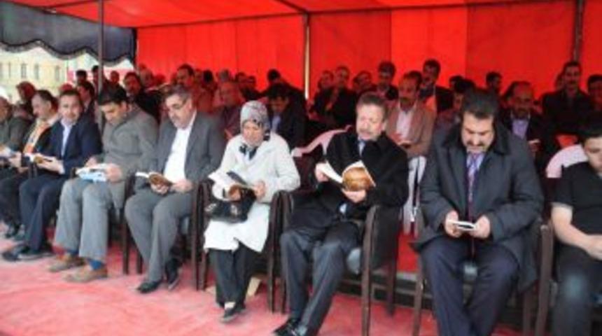 Yozgatlılar Kutlu Doğum Haftası'nda 7&rsquo;den 70&rsquo;e meydanda kitap okudu
